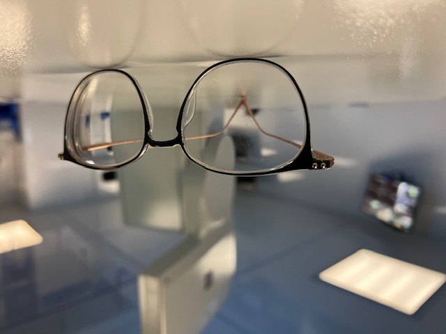Femme portant des lunettes de soleil de protection après une opération LASIK pour limiter la sensibilité à la lumière
